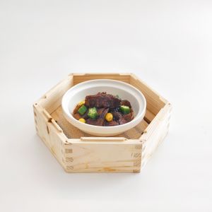 黑椒猴头菇
Steamed Lion's Mane Mushroom With Black Pepper

配料：猴头菇、自制黑椒酱、白果、秋葵
Ingredients：Lion's Mane Mushroom , Homemade Black Peppe at Good Bridge 虹桥素坊 in Shanghai