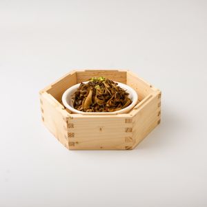 慢蒸灰树花
Steamed Maitake Mushroom

配料：灰树花、姜归酱、芹菜粒
Ingredients：Maitake Mushroom , Ginger‑Angelica Sauce , Diced Celery at Good Bridge 虹桥素坊 in Shanghai