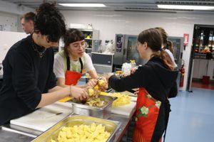 Student volunteers cooking the food at De Pit in Utrecht