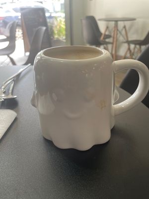 Capuchino con leche de avena😄 at Fantasma Brew Bar in Mexico City