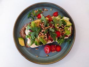 Flip Flop (dagmenu): broodje met hoemoes (12 euro). Zonder de (niet-vegan) pesto. at SAM in Heemstede