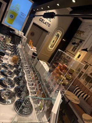 vegan cones at LA DOLCERIA aROMA AM TACHELES in Berlin