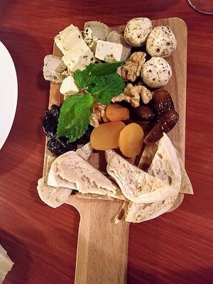 Tabla de quesos vegana at Jardim dos Sentidos in Lisbon