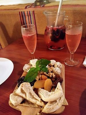 Tabla de quesos vegana y Sangría at Jardim dos Sentidos in Lisbon