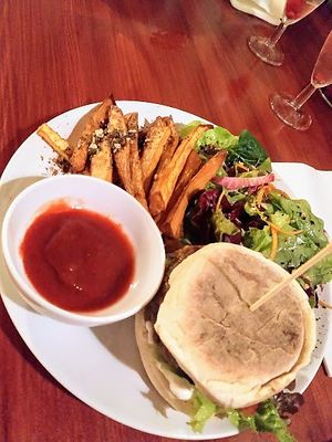 Hamburguesa vegana at Jardim dos Sentidos in Lisbon