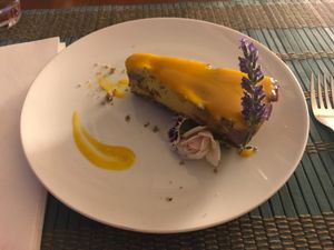 Bolo crudivero de manga e frutos vermelhos  at Jardim dos Sentidos in Lisbon