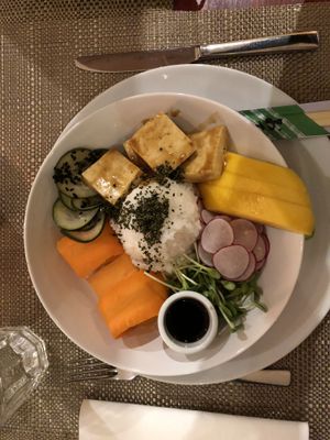 Poke bowl at Jardim dos Sentidos in Lisbon