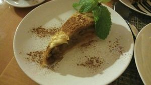 Pastel de manzana, con pasas y canela at Jardim dos Sentidos in Lisbon