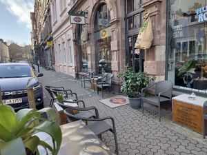 Outdoor seating at Kaffeerösterei Tesorito in Saarbrucken