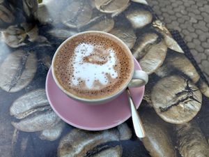 Vegan Schokoccino with a 🦕 at Kaffeerösterei Tesorito in Saarbrucken