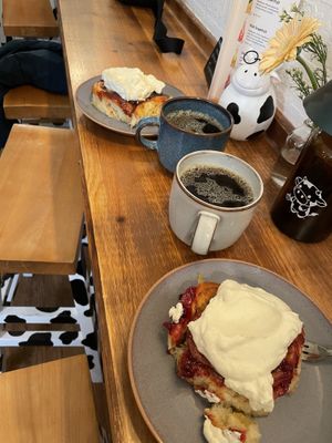 Preiselbeer- und Pflaumenzimtschnecke  at Cowvana in Magdeburg