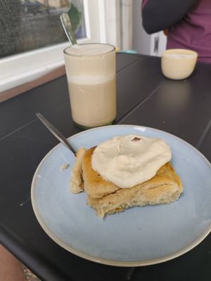Chai Latte & Raffaello Zimtschnecke at Cowvana in Magdeburg