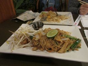 Pad thai et riz à la mangue at My Thai Vegan Cafe in Boston