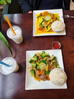 Comida increible y gran atención. at My Thai Vegan Cafe in Boston