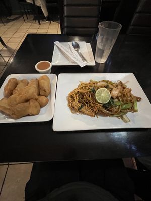 Lo mein with tofu and chkn fingers 😋👍🏽  at My Thai Vegan Cafe in Boston