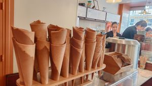  at LaCrèma  in Paris