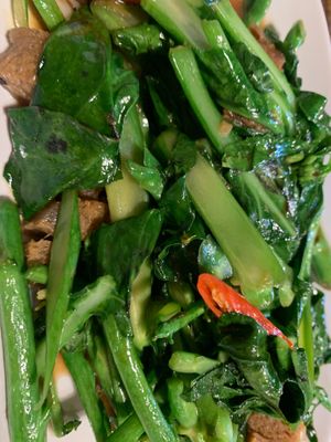 ผัดคะน้าหมูกรอบ 🇵🇸🇹🇭👩🏽‍🍼🗝️ Stir-fried Kale with Crispy Plant-based Pork ⚖️🌏🇵🇸🇹🇭🇲🇲🇵🇸👩🏽 at J-DEE VEGAN in Chiang Mai