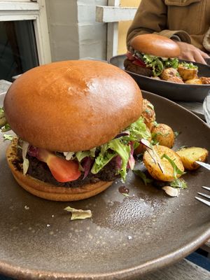 Burger 2 mit Kartoffeln  at Café Ojo in Odense