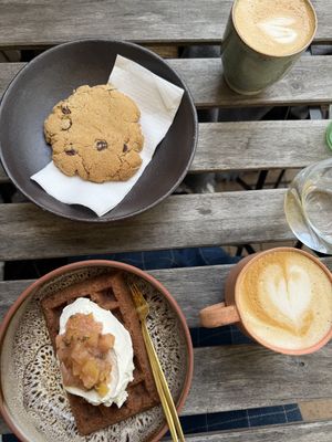 Waffel mit Schlagsahne, Cookie und Cappuccino mit Oatly  at Café Ojo in Odense