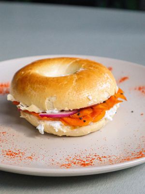 Bagel de no salmón 🌱  at Santas Plantas in Mexico City