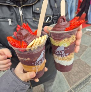 Medium sized Plain dane and large sized Pistachio signature bowls at OAKBERRY Açai Aalborg in Aalborg