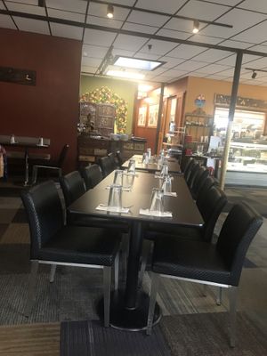 Long table at Vida's Thai Food in Homer