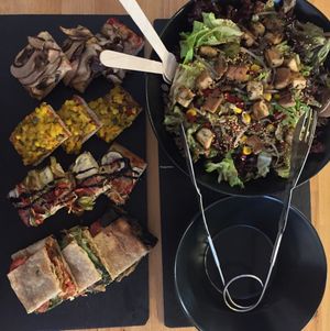 salad and vegan pizza  at Fast and Bio in Alicante