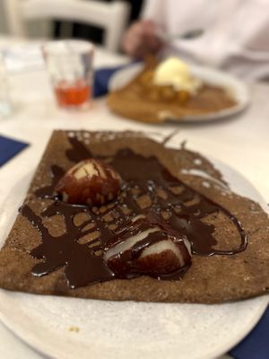 Buchweizen Crêpe mit dunkler Schokosoße und Birnen   at Ti Breizh in Hamburg