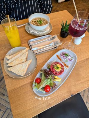Frittatensuppe und Beef Tatar at SOULA in Vienna