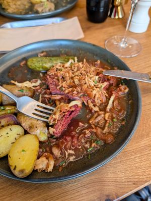 Der Zwiebelrostbraten besteht aus einem eingeweichten Soja-Steak at SOULA in Vienna