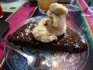 Veganer Schokokuchen mit Birne-Ingwer-Eis at La Heladeria Mexicana in Barcelona