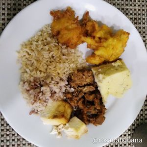 Arroz integral, tempurá, tofu e torta. at Vegg's Restaurante in Sao Paulo