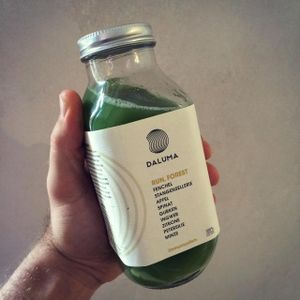 DALUMA's cold pressed green juice Run, Forest! Containing: apple, Fennel, celery, spinach, cucumber, ginger, lemon, parsley, mint at Daluma in Berlin