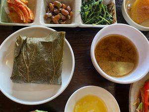 Lotus wrapped rice and alll the sides   at Maji - 마지 in Seoul