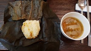 Lotus leaf steamed rice and soup (연밥 & 국) at Maji - 마지 in Seoul