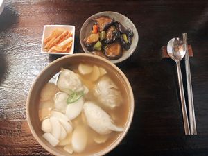 Vegan tteok mandu soup (Rice cake and Korean Dumpling) 떡만두구ㄱ at Maji - 마지 in Seoul