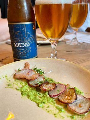 Een lekkere amuse, gefrituurde radijs met pesto at Planteet in Aalst