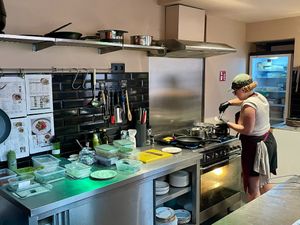 De chef aan het werk. at Planteet in Aalst