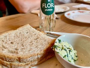 Brood met vegan daslookboter at Planteet in Aalst