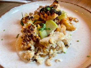 BLOEMKOOL
Char siu gelakte bloemkool, rabarberpickle at Planteet in Aalst