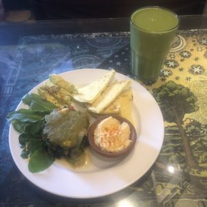 Desayuno con tofu y un jugo de kale, mantequilla de maní, banano y aguacate 😋  at Samsara in Antigua