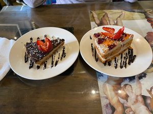 Raw vegan, gluten-free chocolate cake and vegan carrot cake 🥰 #Veganuary at Samsara in Antigua