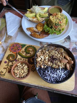 Quinoa Porridge and Breakfast Bagel with scrambled Tofu  #Veganuary at Samsara in Antigua
