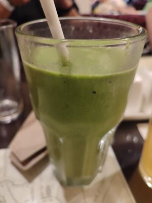 Cale and nutbutter smoothie at Samsara in Antigua