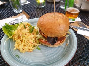 Burger (Coleslaw war super) at The Vegan Eagle in Hamburg