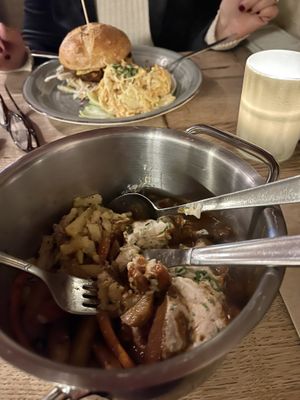 Der Eintopf sieht erst mal nicht so aus, ist aber ein echter Geheimtipp: Pilz-Gulasch mit Cashew-Schmand,Haselnuss-Spätzle und geröstetem Wurzelgemüse!   at The Vegan Eagle in Hamburg