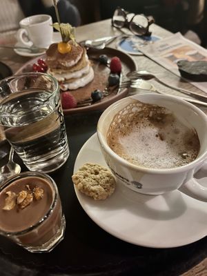 Die Nachtische sind Bombe 💣!  Dazu ein Peanutbutter-Brownie-Likör 😋  at The Vegan Eagle in Hamburg