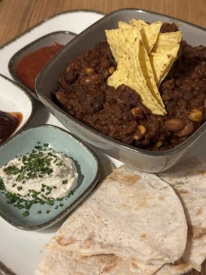 Chilli sin Carne, vegan und glutenfrei, Wrap wurde extra glutenfrei bestellt mit Aufpreis  at The Vegan Eagle in Hamburg