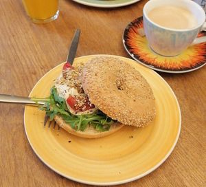 Veganer Bagel mit Hummus, Rucola und getrockneten Tomaten at Bagels & Beans - Plaats in The Hague