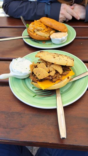 Pulled Mushroom Bagel at Bagels & Beans - Plaats in The Hague
